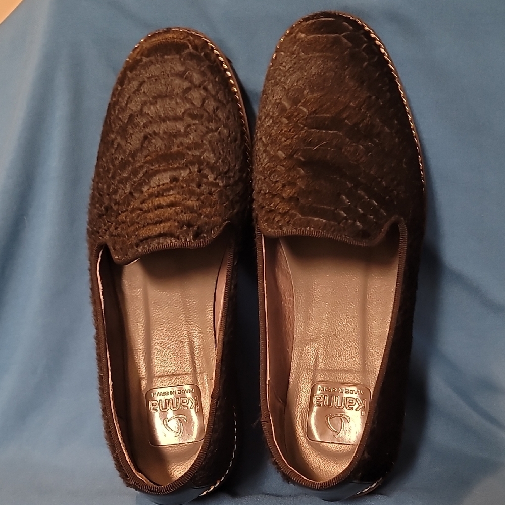 Kanna Textured Black Loafers